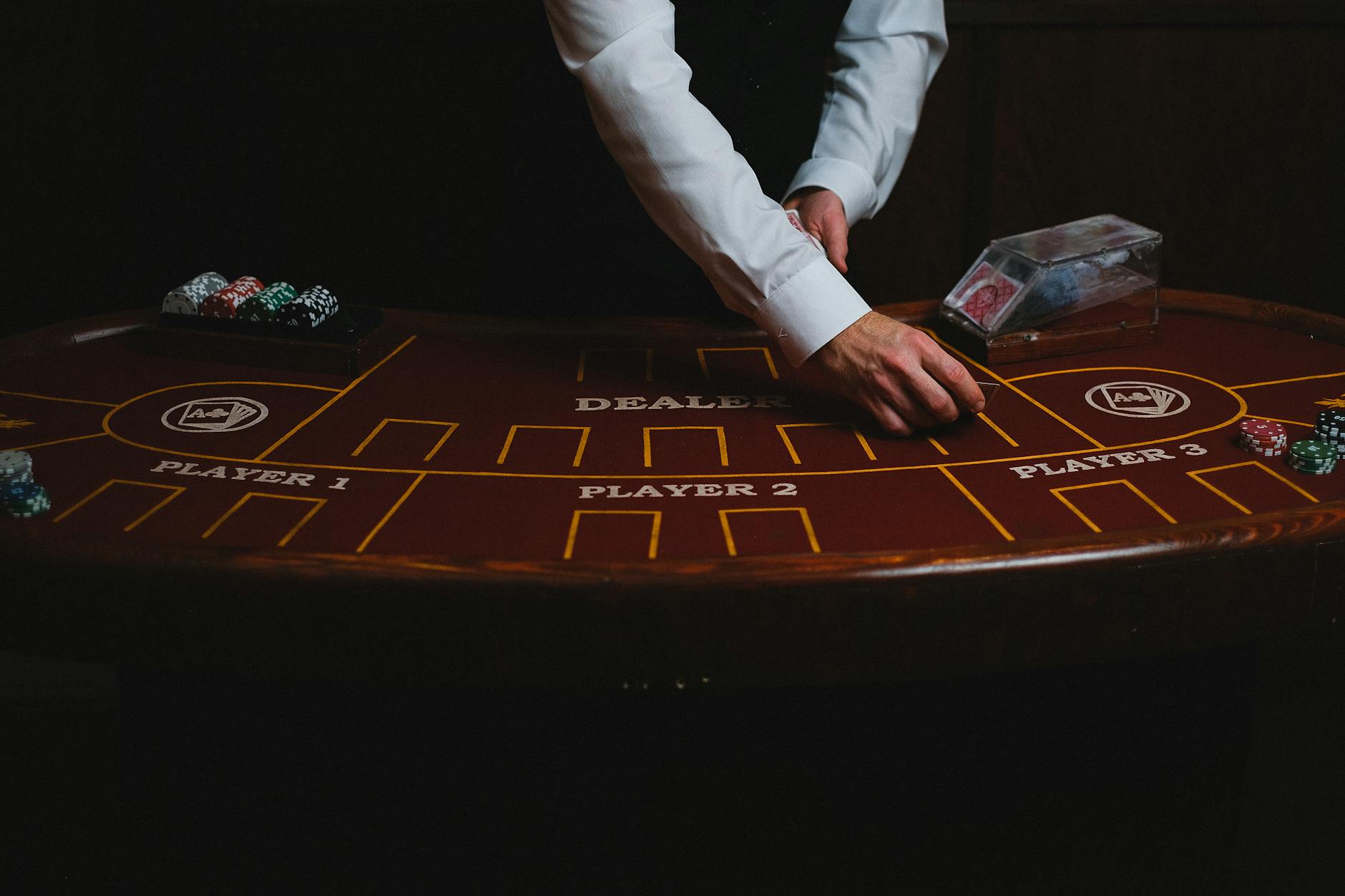 Live casino giúp người chơi quan sát trực tiếp thao tác chia bài và kết quả ván cược.